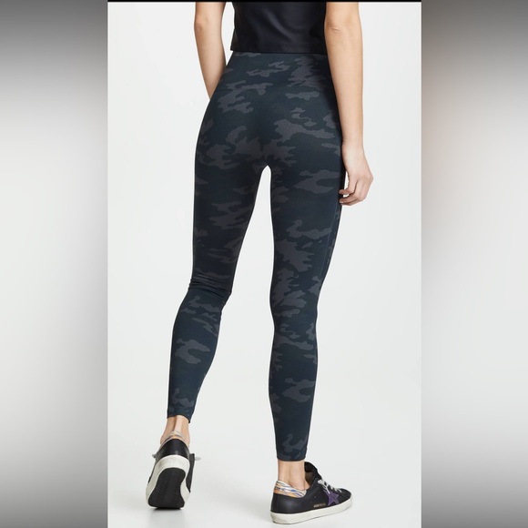 Spanx—Look at me now leggings. Black camo, size M - Picture 2 of 9